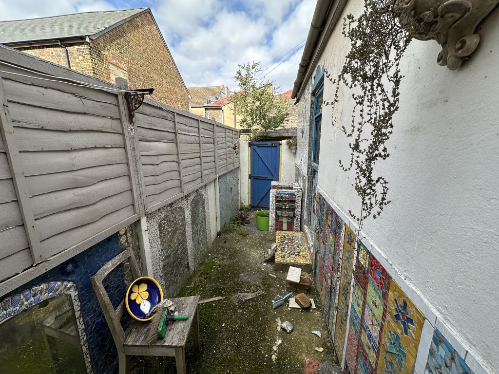 Lot: 114 - TERRACE HOUSE FOR REFURBISHMENT WITH PLANNING FOR THREE FLATS - External patio Space